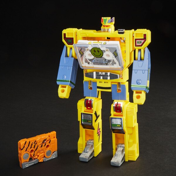 Transformers Collaborative J. Balvintron NTWRK Exclusive Yellow Soundwave  (3 of 13)